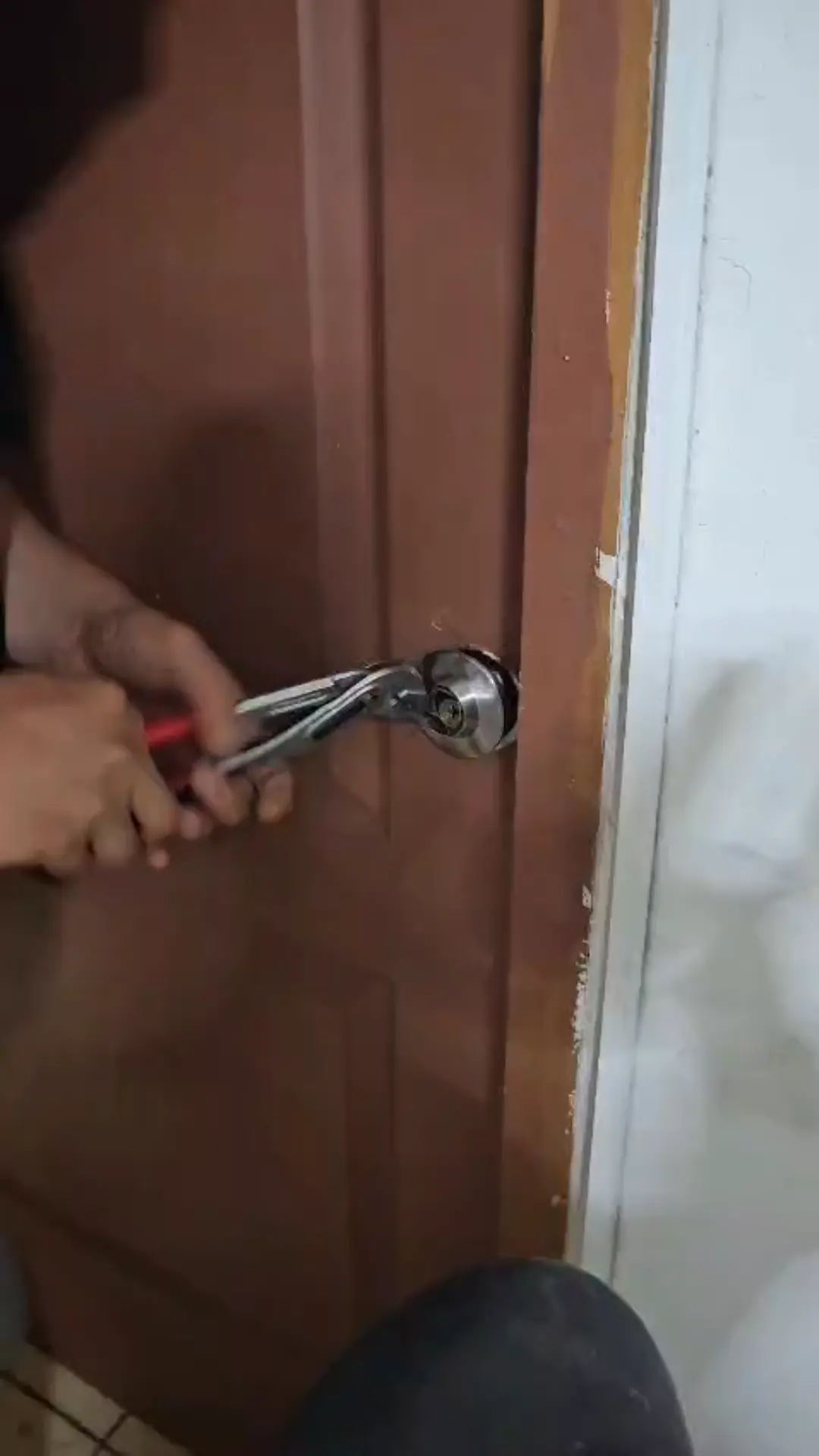 Removing the Door Handle Hardware